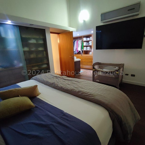 Espectacular Town House Remodelado De Varios Niveles. #25-10831