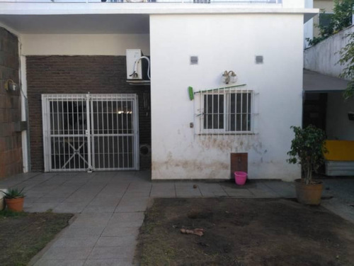 En Venta Hermosa Casa 4 Ambientes Con Cochera 2 Autos, Fondo Libre Y Quincho En Wilde Centro.