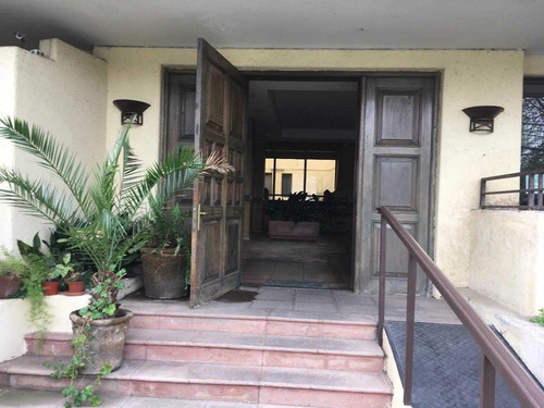 Exclusiva Ubicación En Vitacura, Recientemente Remodelado.