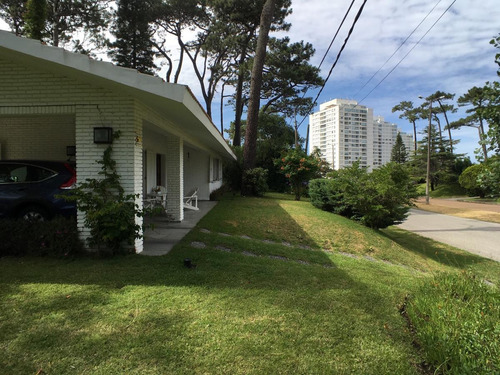 Casa Con Piscina A Dos Cuadras Del Mar Punta Del Este 1- Playa Mansa