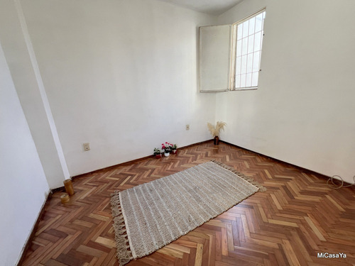 Alquiler De Hermoso Apartamento Formato Casa De Altos En Pocitos 2 Dormitorios Excelente Ubicación Todo Al Frente Estufa A Leña Sin Gastos Comunes