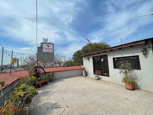 Imagen 12 de 15 de Venta De Amplia Casa Sobre Avenida Italia, Ideal Para Vivienda O Empresa.