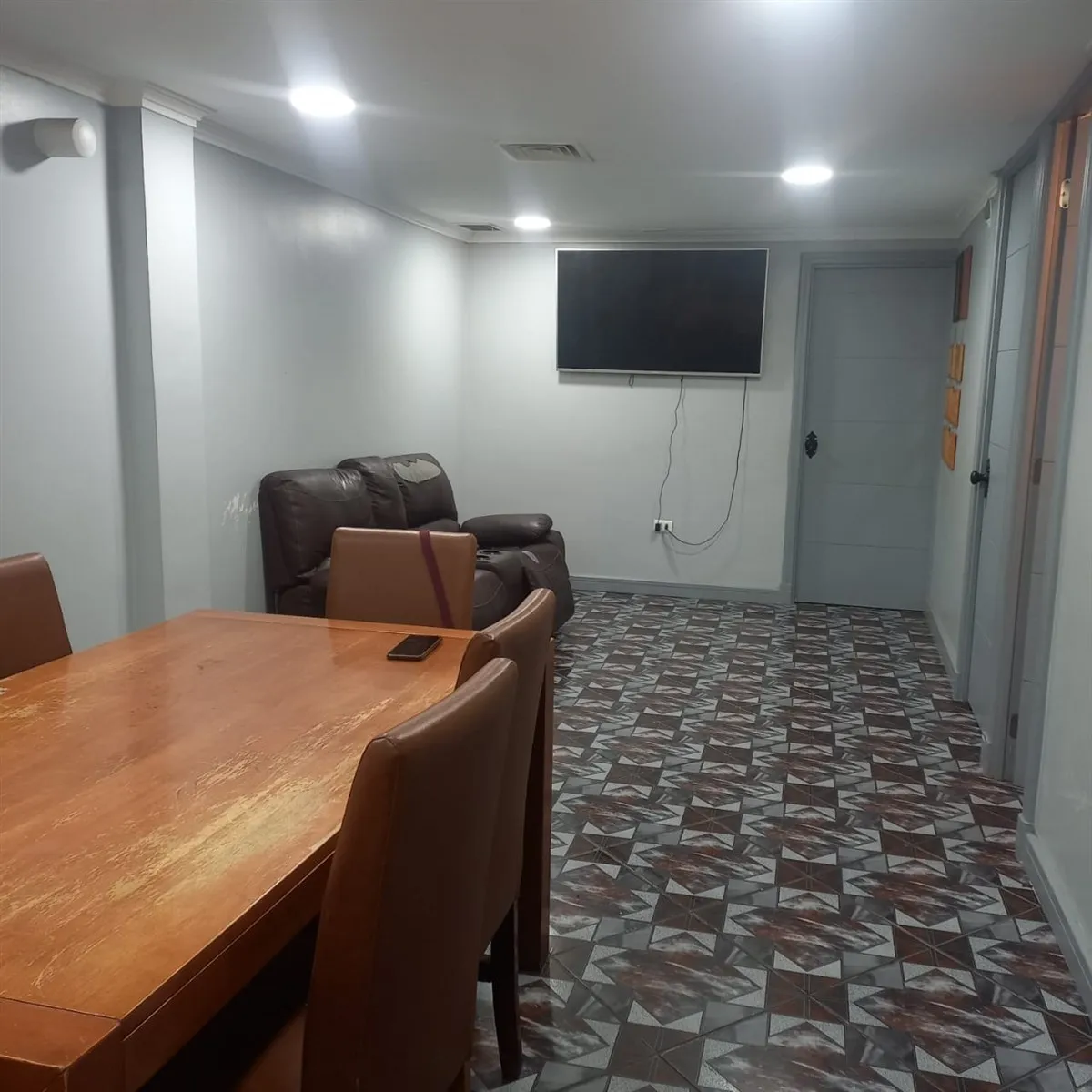 Imagen 1 de 24 de Casa Remodelada De 3 Dormitorios Con 2 Estacionamientos.
