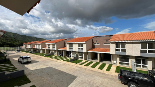 Town House San Diego Valencia Con Financiamiento De 6 Meses La Esmeralda Conjunto Residencial Cumbres La Esmeralda