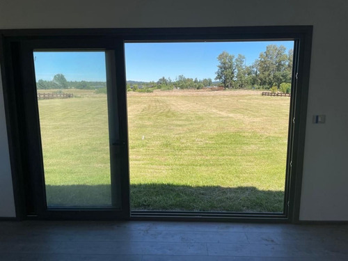 Moderna Y Elegante Casa En Parcela De 5.000 M² En Condominio