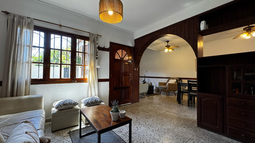 Hermoso Chalet, Excelente Esatdo De Conservación.