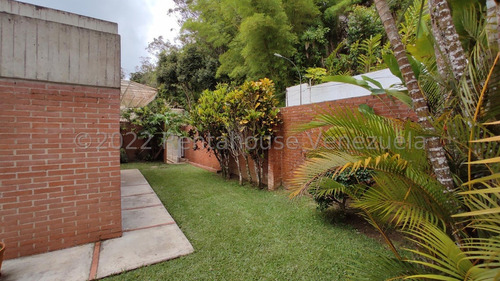 Alto Hatillo !! Hermosa Casa Con Vista Al Ávila, Impecable Cuidado Y Mantenimiento, 1.647 M2 Terreno, 408 M2 Constr., 4 Hab, 7 Baños, 6 Pe, Amplio Y Bello Anexo, Calle Cerrada Con Vigilancia Y Pozo