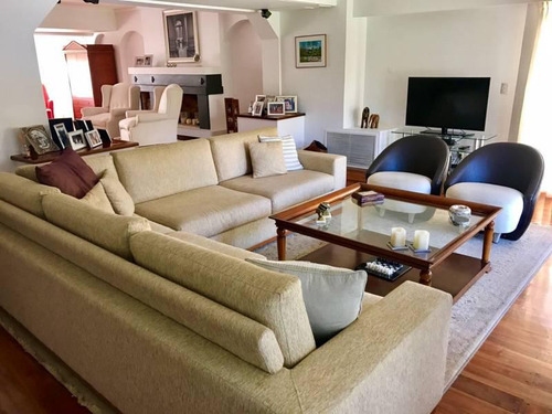 Impecable Chalet En Venta, Ubicado En El Exclusivo Sector De Acassuso, De Av. Del Libertador Al Río.