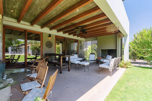 Casa En Venta De 8 Dorm. En Colina