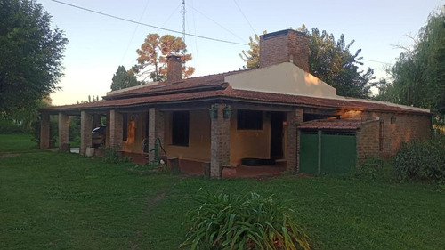 Casa En Venta - 2 Dormitorios 1 Baño - Cochera - 20.589mts2 - Chivilcoy