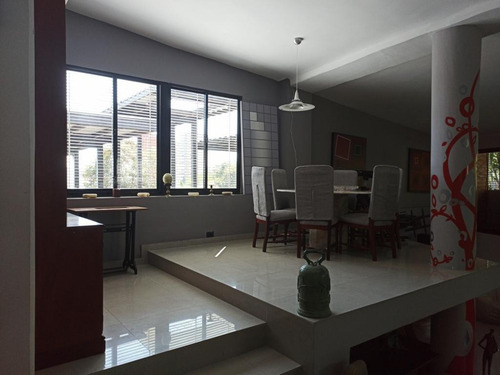 Imagen 4 de 10 de Desire Martinez Vende Casa En El Parral Calle Privada