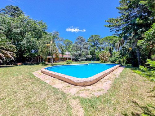 Casa En Venta · 7 Ambientes · 3600 M2 · Jardín · Quincho · Piscina