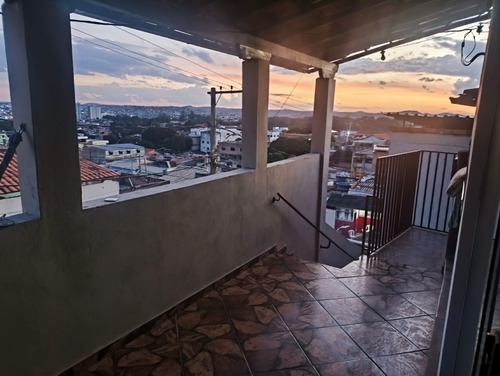 Casa Espaçosa Com Varanda E Vista Do Horizonte