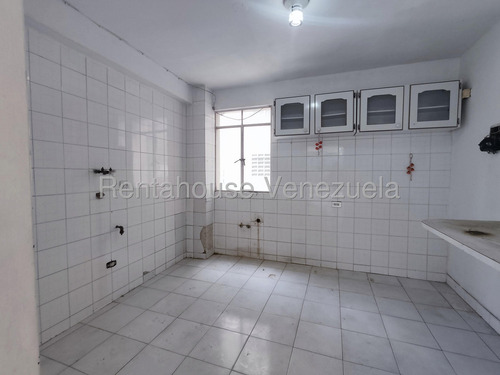 Confortable Apartamento En Venta - Urb. Altamira.