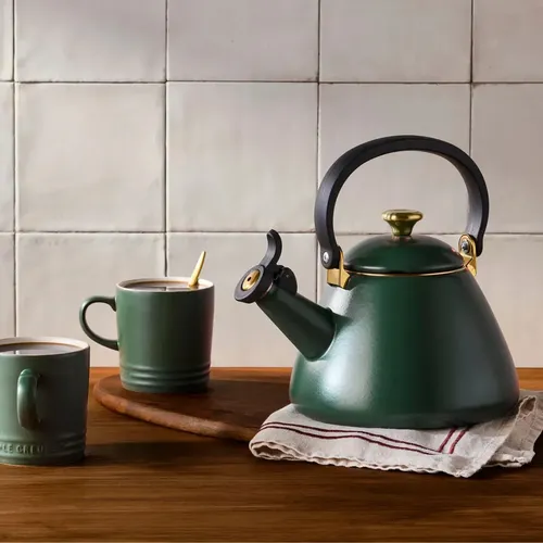 Chaleira Kone Le Creuset 1,6l Apito E Puxador Dourado Forêt