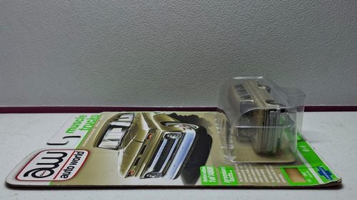 Auto World 1966 Chevy Suburban Muscle Trucks 1/64 C-17 Dorado (Usado)