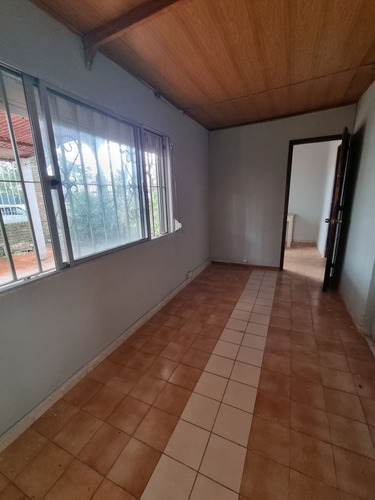 Venta De Casa Con Cochera Y Jardín