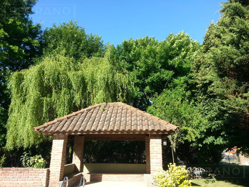 Casa En Venta 6 Ambientes,-pileta Climatizada-calle Saavedra Al 600-parque Sakura