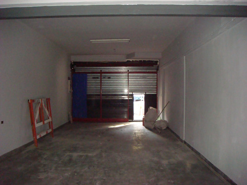 Local En Liniers En Pleno Foco Comercial Con 2 Depositos