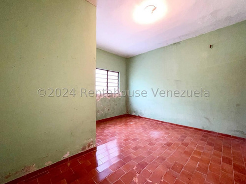 Casa En Alquiler Con Amplios Espacios En San Ignacio Maracay Estacionamiento Techado Agua Constante Estef 25-3327