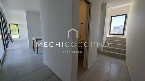 Casa En Venta En Dos Plantas 4 Habitaciones Pileta Perimetral