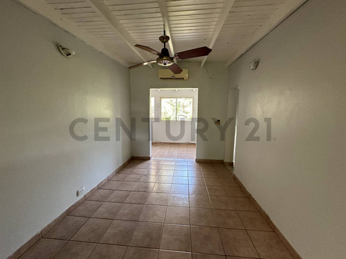 Casa A Remodelar En Venta En Gonnet, 16 Bis 487 Y 488