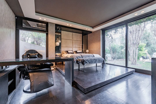 Casa En Arriendo De 6 Dorm. En Lo Barnechea