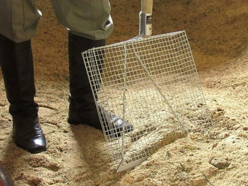 Imagem 5 de 5 de Pá Peneira Limpa Baias E Cocheira De Cavalo Com Cabo Profiss