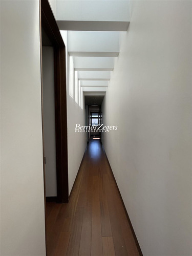 Casa En Venta De 5 Dorm. En Lo Barnechea Valle Escondido