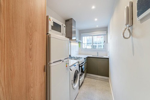 Departamento Dos Ambientes. A La Calle. Las Heras 2800. Venta.