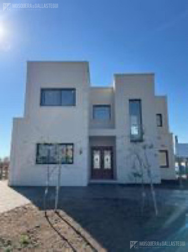 Casa En Venta En Barrio Santa Elisa - Pilar Del Este