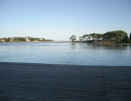 Apartamento En Venta De 3 Dormitorios En Edificio Delamar, Punta Del Este.