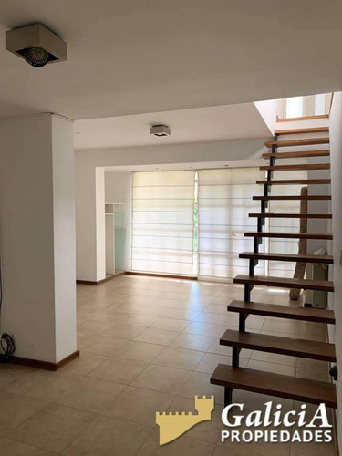 Vendo Hermosa Casa Con Amplio Jardin A Mts De Rafael Nuñez Al 5900