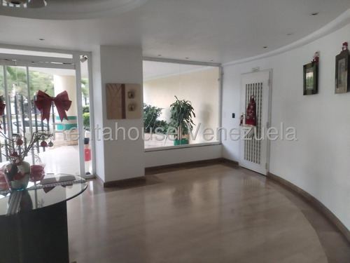 Bello Apartamentoen La Av. Cuatricentenaria De Valencia Piso 1, Acabados De Lujo, Amoblado, 3 Hab. 2 Baños. Cocina Equipada Y Empotrada, Enrejado Estupendo Condominio Conservado, Sala Comedor, Family
