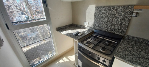 Imagen 9 de 25 de Muy Luminoso. 4º Al Frente. Muy Buen Estado. Balcon Con Deck. Hall. Living Comedor 5,5x3,1. Cocina Aparte Al Frente Con Lavadero Incorporado. Amplio Dormitorio Con 2 Placards