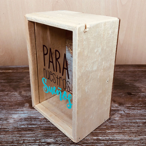 Alcancia Pequeña En Madera Con Vidrio Y Diseño En Vinilo
