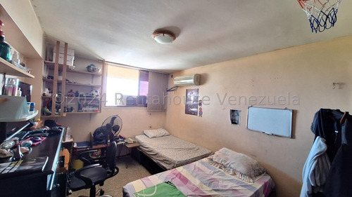 Apartamento En Venta En El Centro Maracay 25-580 Irrr