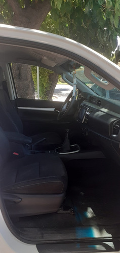 Imagen 8 de 11 de Toyota Hilux 4x4 D/c Sr 2.8 Tdi 6 M/t