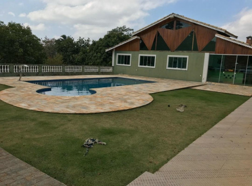 2.400 M², Casa Com 04 Dormitórios, Churrasqueira E Piscina !