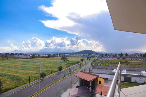 Edificio De Oficinas En Vía Principal Con Vista Panorámica
