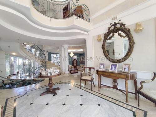 Jip 25-13586: Rentahouse Vende Magestuosa Casa De 920mts2, Rodeada De Hermosos Jardines Y Espectaculares Ambientes De Lujo. En Urb El Castaño. Maracay