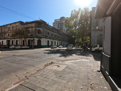 Atención Inversionistas! Venta De Importante Inmueble En Zona De La Ciudad En Continua Revitalización. Edificio En Dos Plantas, En Padrón Único