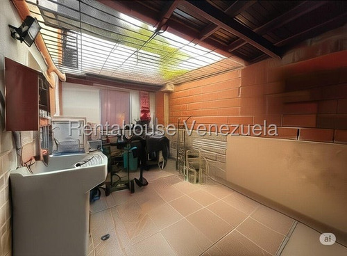 Ab Rentahouse Te Trae Este Apartamento En Pb Con Tres Amplias Habitaciones Y Dos Baños ,piso De Porcelanato, Patio Con Techo De Machiembrado