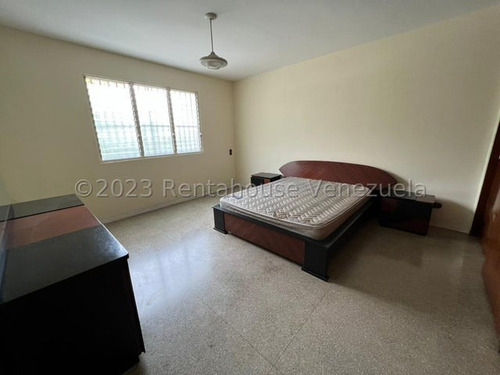 Amplia Casa, En Venta, Ubicada En Los Ruices. 23-18601