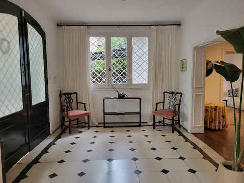 Casa De Estilo En Barrio Parque