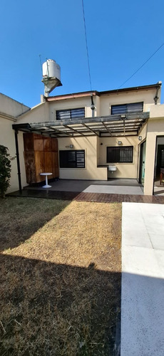 Casa 3 Amb. En Alquiler Con Cochera, Pileta. Ramos Mejía