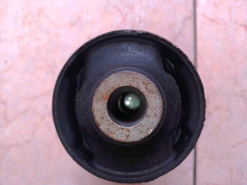 Imagen 2 de 4 de Buje Grande Meseta Delantera Hyundai Santa Fe Sonata Azera
