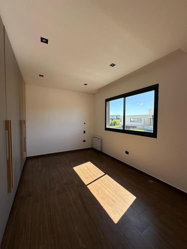 Venta Casa A Estrenar En Country La Cascada Fondo Golf! Con Vistas!