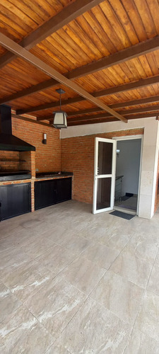 Venta De Hermoso Townhouse En Urb La Floresta Mic03