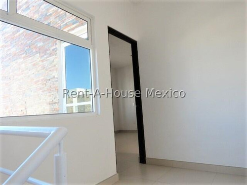 Casa De 3 Recamaras Con Baño Cada Una, Renta - Zibata | Ml